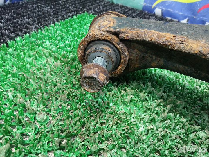 Рычаг задний верхний правый Mitsubishi pajero IV