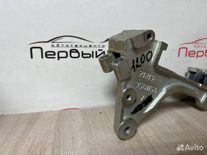 Скоба суппорта передняя правая 212133501154