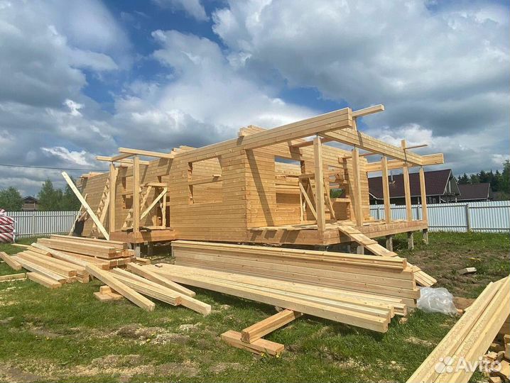 Бригада строителей пристройки бани дома