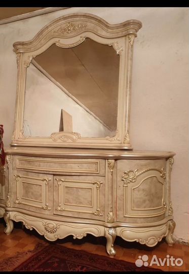 Комод с зеркалом
