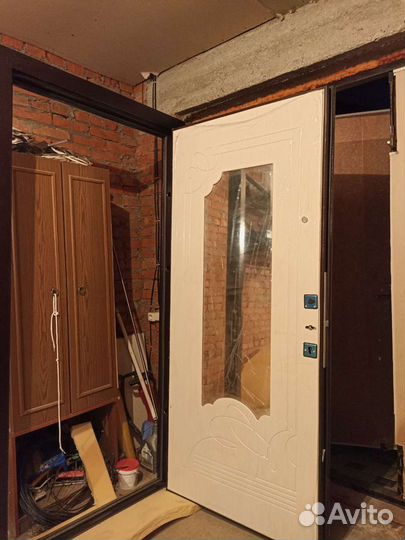 Дверь входная металлическая с зеркалом