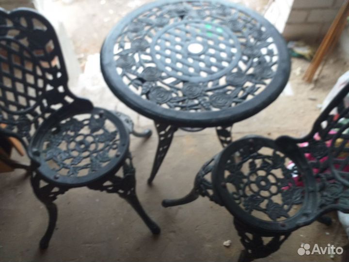 Стол и два кресла