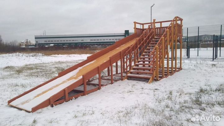 Зимняя деревянная горка 