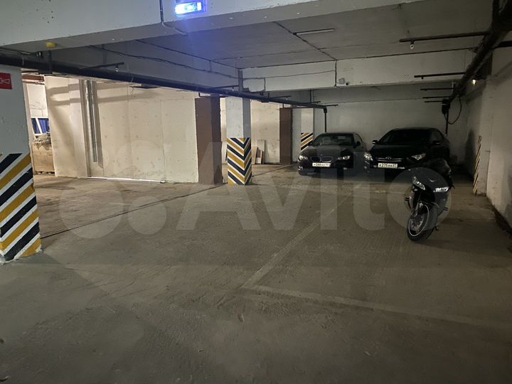 Машиноместо, > 30 м²