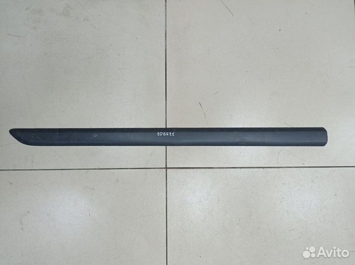 Молдинг передней правой двери Skoda Yeti