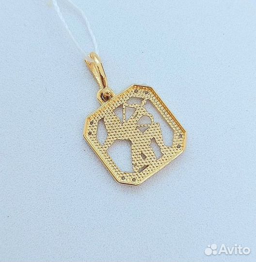 Золотая подвеска с камнем