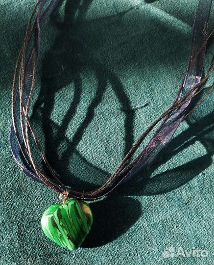 Кулон малахитовой сердце на шелковой ленте