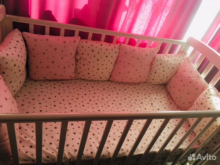 Детская кроватка с маятником и ящиком