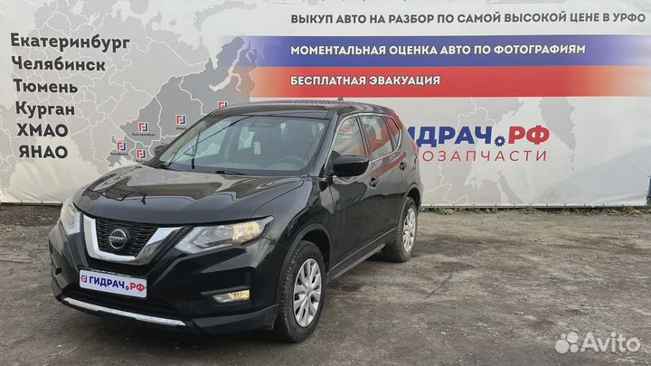 Обшивка двери багажника Nissan Roque (T32) 90900-4BA0A