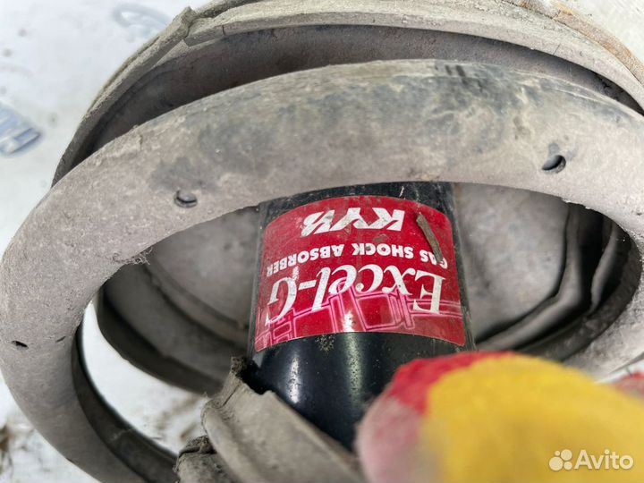 Стойка амортизатора Mitsubishi Outlander 1