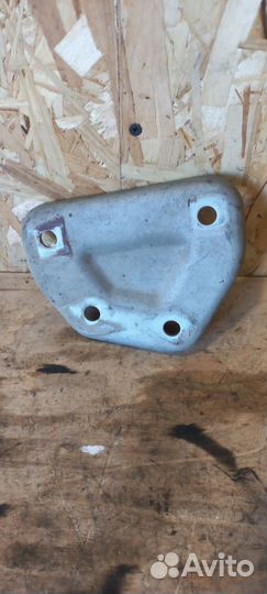 Кронштейн глушителя Navara D40