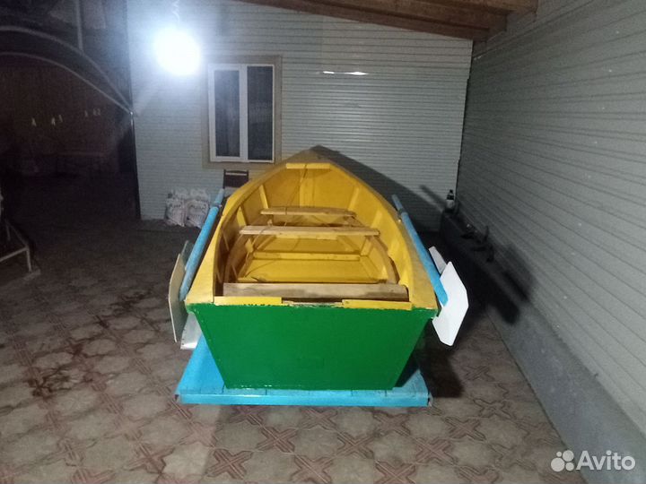 Лодка с веслами и мотором