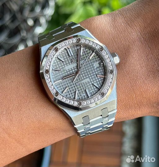 Часы audemars piguet royal oak с камнями на безеле