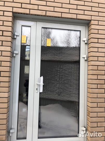 Алюминиевая дверь стекло