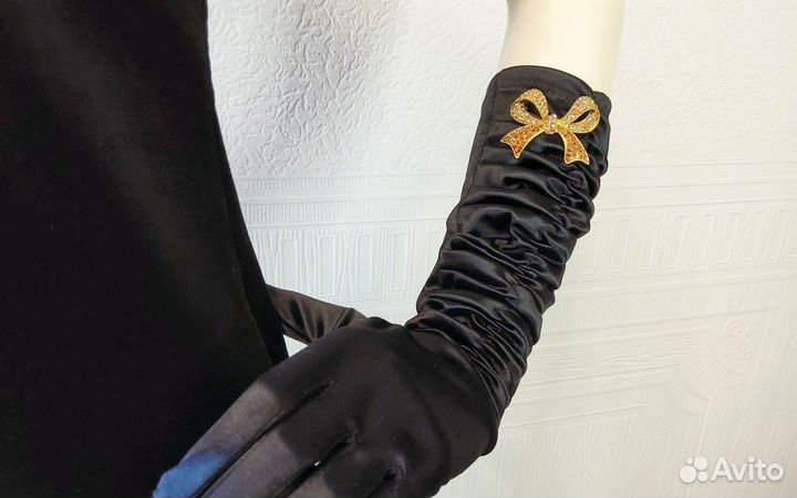 Брошь со стразами 