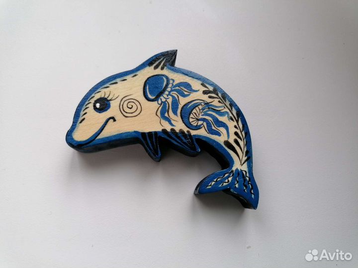 Деревянная фигурка дельфин