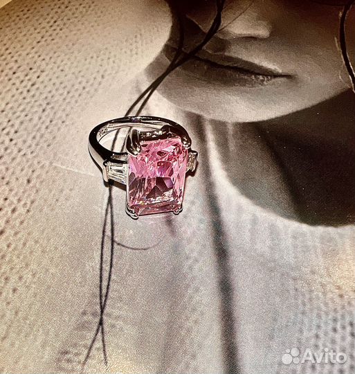 Кольцо с крупным камнем