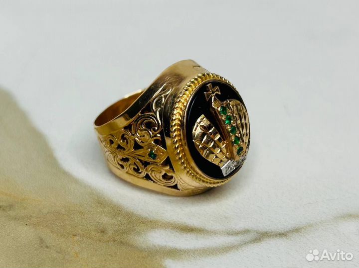 Мужская золотая печатка с бриллиантами