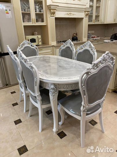 Кухонный стол и стулья