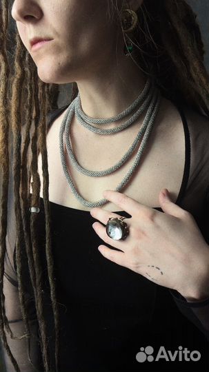 Длинный лариат змея из серебристого бисера