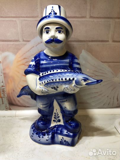 Штоф. Рыбак. Гжель.Фарфор