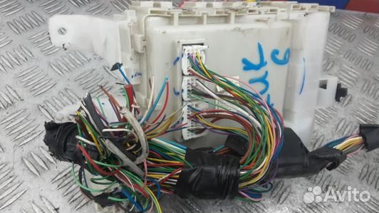 Блок предохранителей toyota avensis T27 (KUK06M101