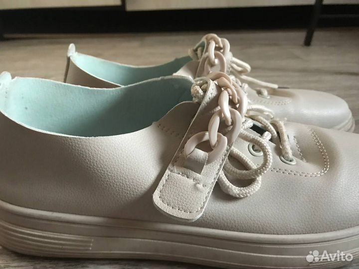 Продам кроссовки женские