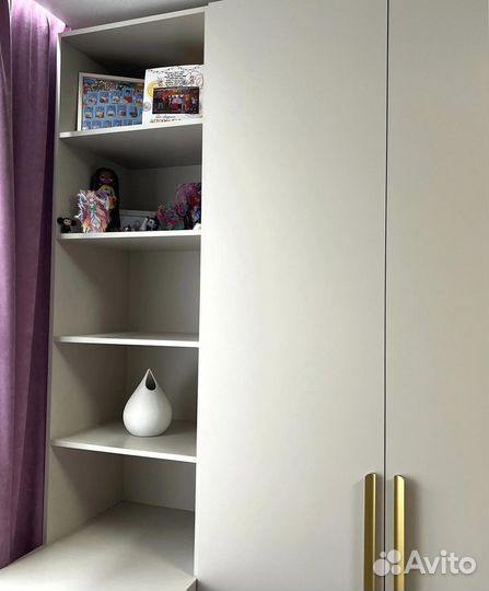 Рабочая зона школьника со шкафом