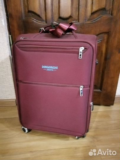 Чемодан на колесах новый