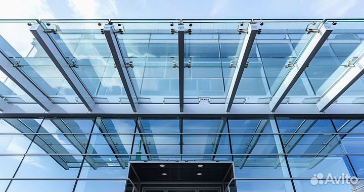 Стеклянный козырек над входной дверью