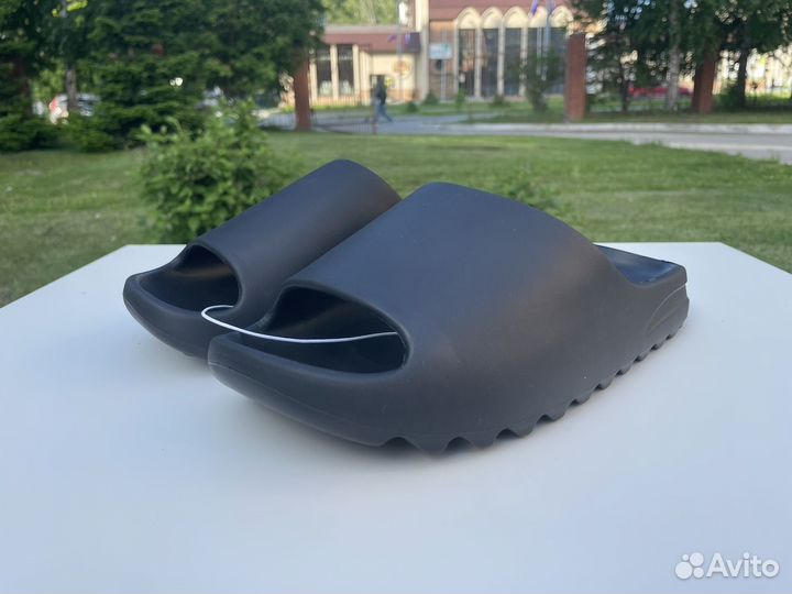 Тапочки Adidas Yeezy slide