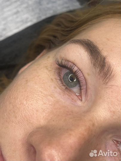 Наращивание ресниц. Модель на окрашивание бровей