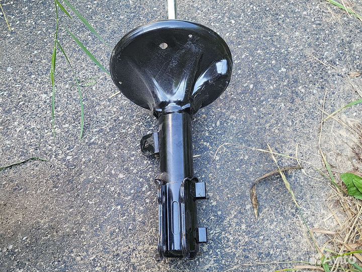 Стойка передняя левая новая Hyundai Coupe