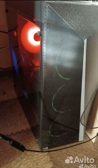 Игровой компьютер с монитором и клавиатурой