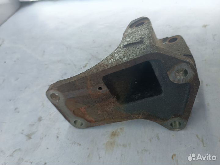 Кронштейн опоры двигателя Lexus RX 300