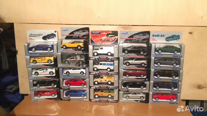 Коллекционные модели машин в ассортименте