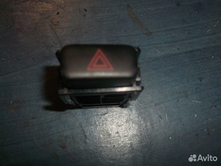 Кнопка аварийной сигнализации (Toyota Hilux)
