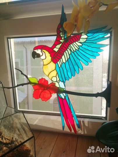 Витражный попугай Ара на ветке