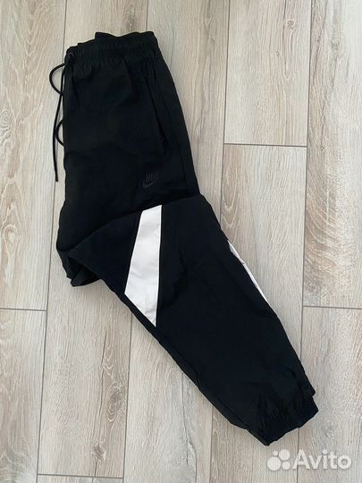 Спортивные штаны Nike Swoosh