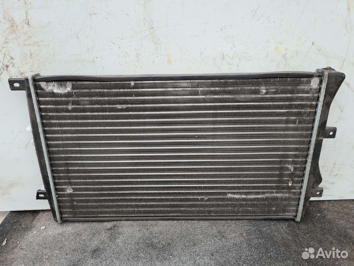 Радиатор охлаждения двигателя VAG 1K0121253AA