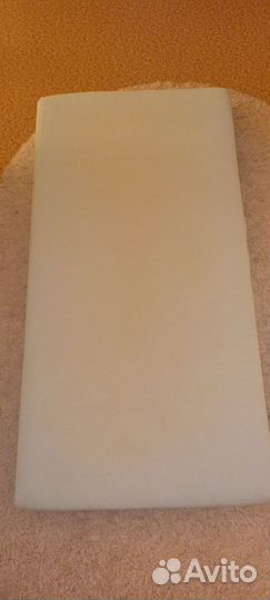 Матрац в детскую кроватку и 4 простыни на резинке