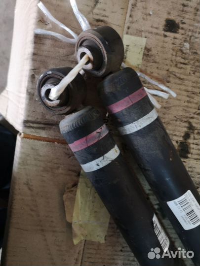 Амортизатор задний Nissan Leaf ZE0