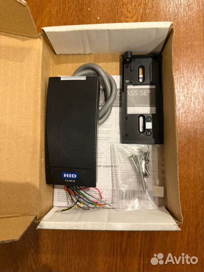 Считыватель Multiclass SE R10 HID