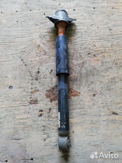 Амортизатор задний Volkswagen Passat B6 BZB 1.8