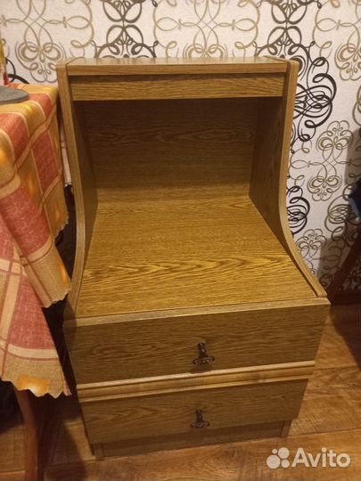 Зеркало и 2 тумбочки