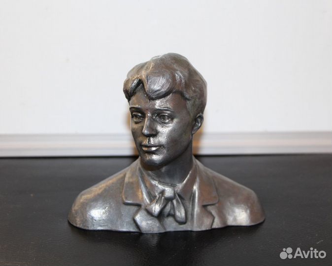 Бюст Есенин