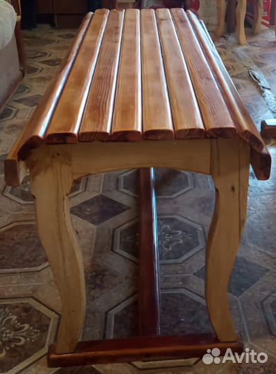 Набор деревянных стульев, стола и лавок