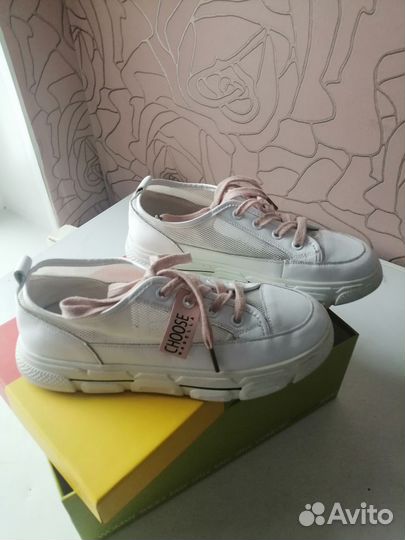 Кроссовки женские