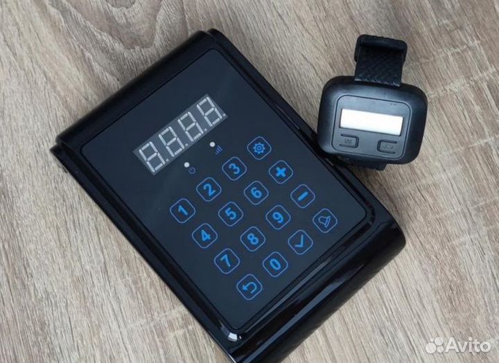 Пульт вызова персонала и часы пейджер сотруднику