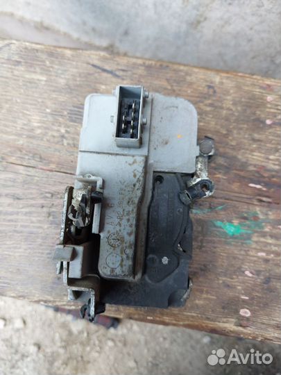 Замок передней левой двери Лада Гранта